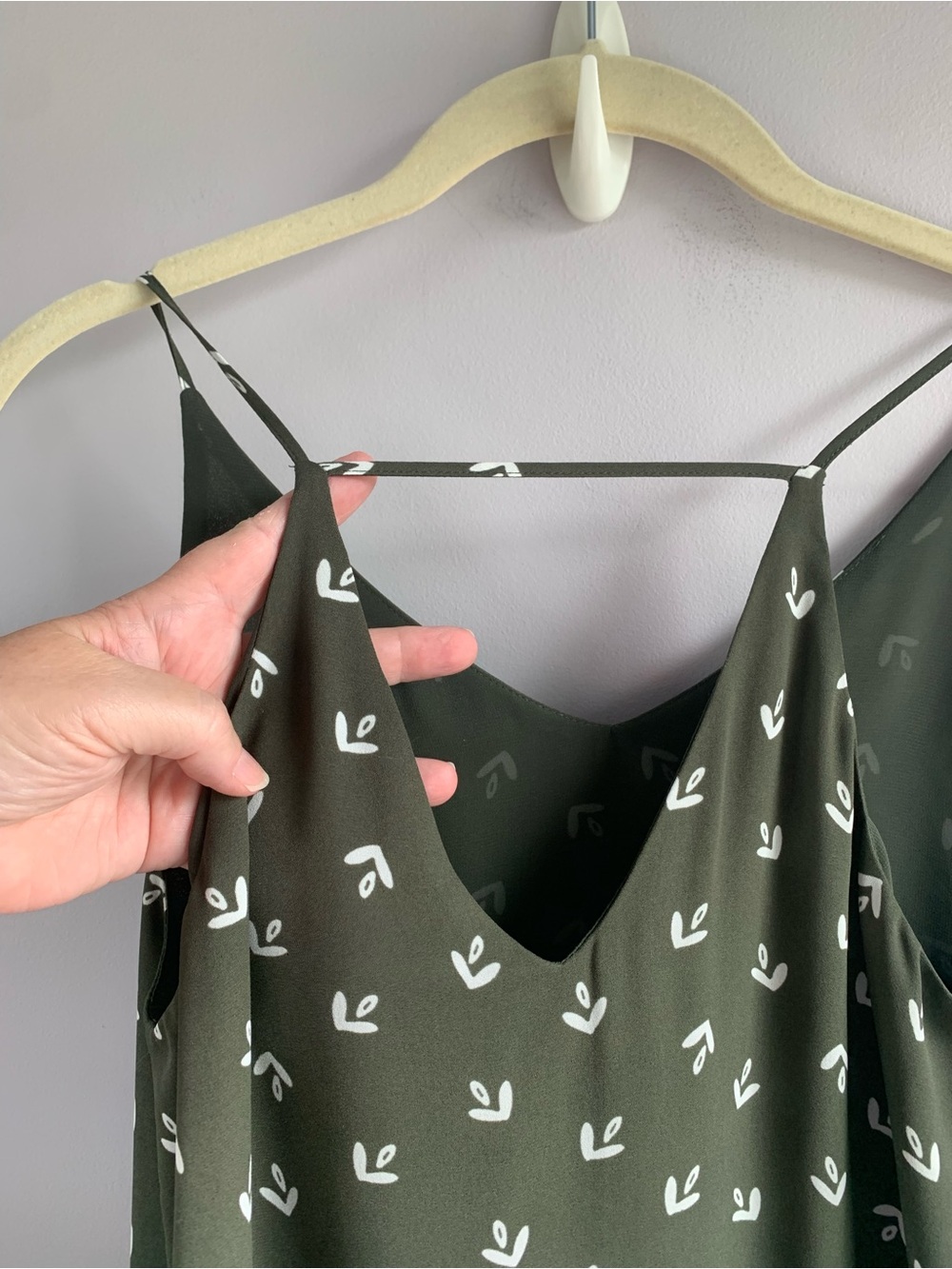 LOFT Top Olive Green White Strappy Racerback Geometric Flowy Casual EUC XSP - Picture 4 of 6